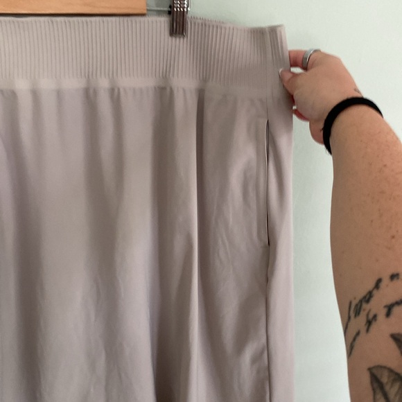 Athleta beige cosmic skirt with elastic waistband and zipper pockets size XL - Picture 2 of 7